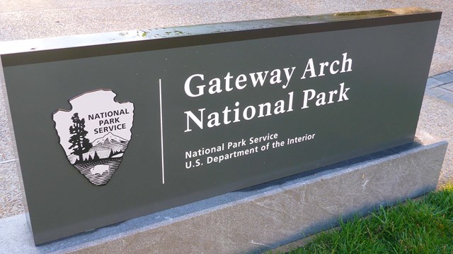 National Park Service sign, Gateway Arch National Park and the NPS arrowhead logo .