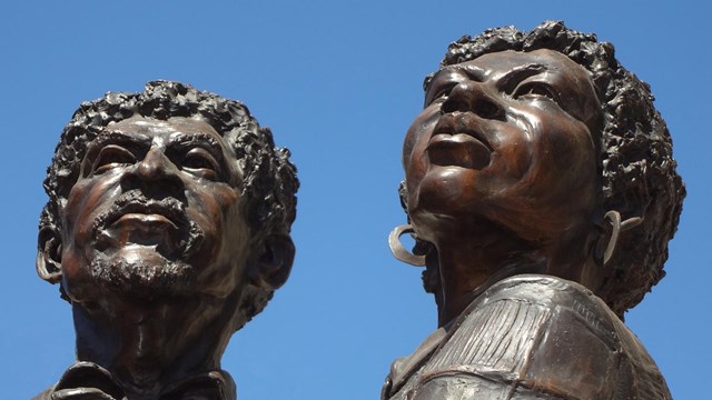 statue of Dred and Harriet Scott outside of the Old Courthouse