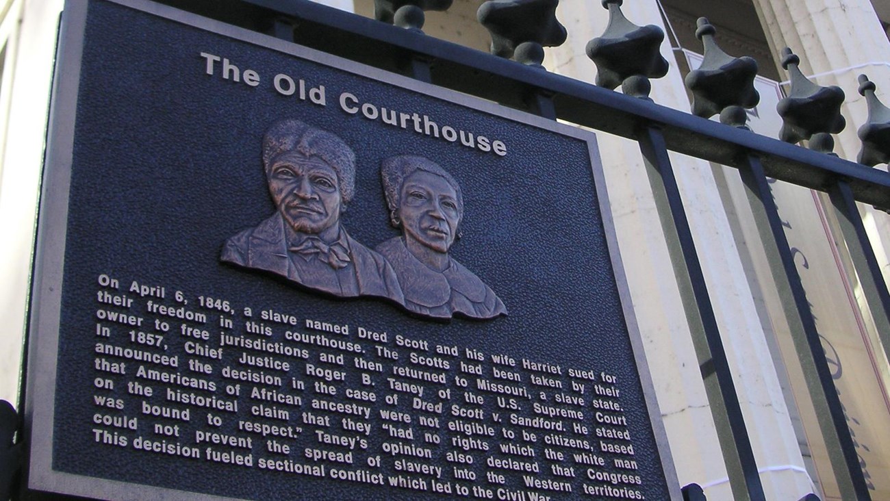 the plaque outside the Old Courthouse honoring Dred and Harriet Scott