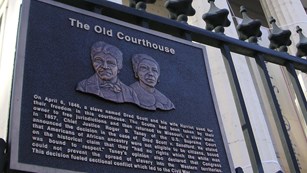 the plaque outside the Old Courthouse honoring Dred and Harriet Scott