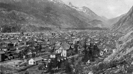 black and white overview of a town in a narrow valley from slightly above