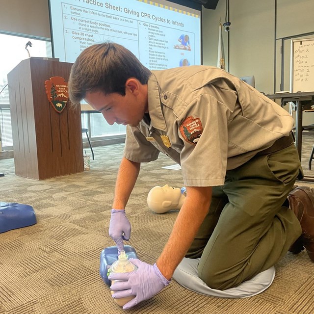 man practicing CPS on a mannequin