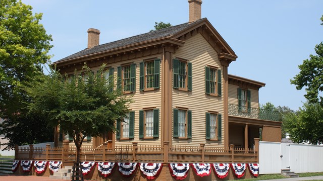 Lincoln Home in Springfield Illinois, 2 story wooden house with tan siding and green shutters
