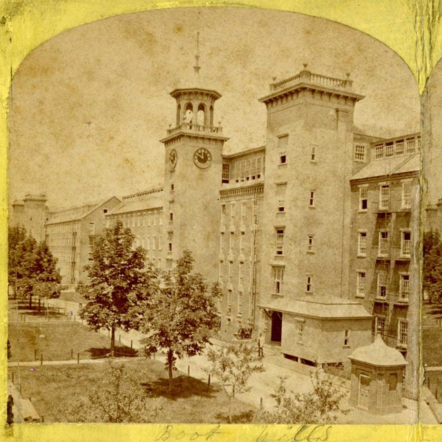 Postcard of boardinghouse and workers. 