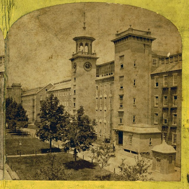 Postcard of boardinghouse and workers. 