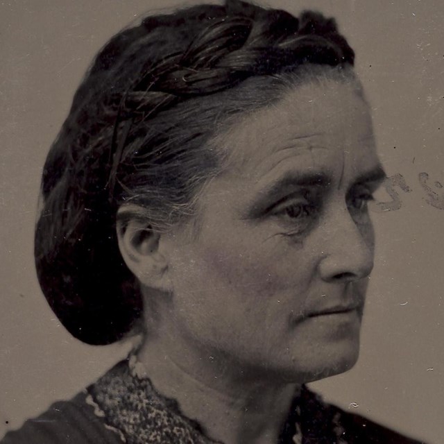 A photograph of Robinson facing to the right.