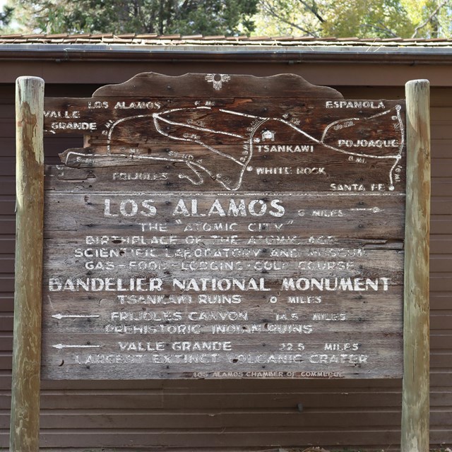 A wooden sign that has a map of Los Alamos.
