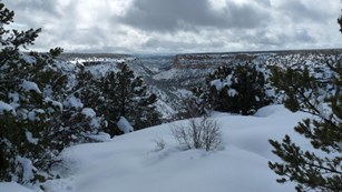 Seen of canyons and mesas covered with snow