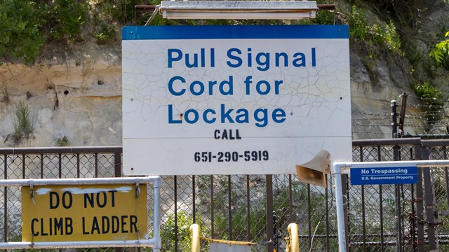 Lock and Dam sign telling boaters to pull cord