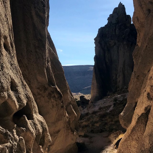 A hiking sign at the Rings Trail next to the potted cliffs at Hole-in-the-Wall