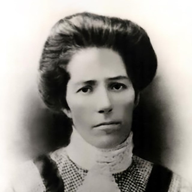 Black and white portrait of Maria Soares.