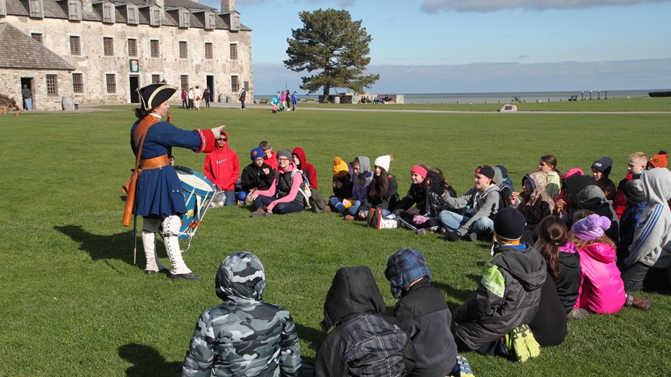 Children learn about revolutionary history at Fort Niagara