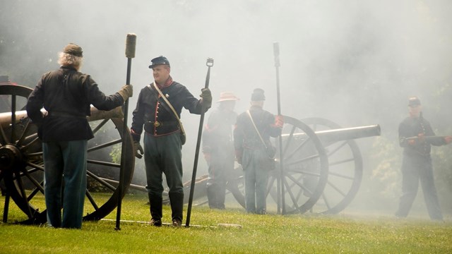 People in Revolutionary war clothing demonstrate canon firings