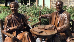 Statue of Eleanor and Franklin Roosevelt sitting at a table
