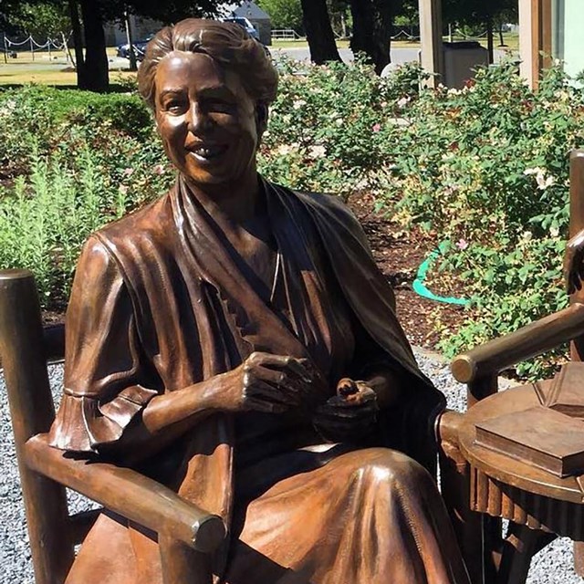 Statue of Eleanor and Franklin Roosevelt sitting at a table