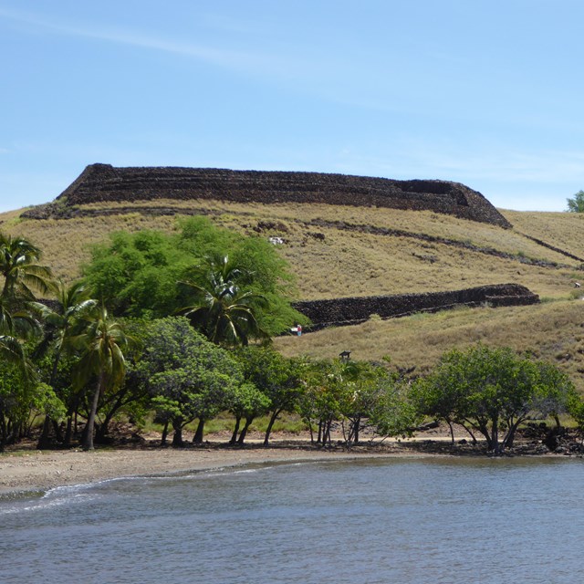 Pu'ukohola Heiau & Mailekini Heiau. NPS Photo/M.Tadio.