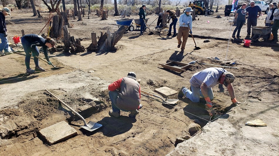 Volunteers at an archeology dig at Manzanar National Historic Site. NPS/Jeff Burton.