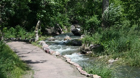 Circle trail along the Pipestone Creek