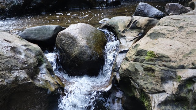 water running over stones 