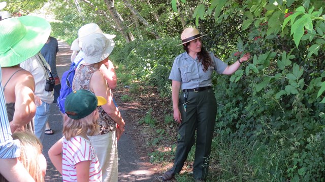 Ranger leading tour along the Earthquake Trail.