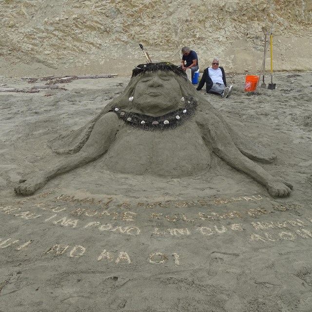 A sand sculpture of the head and upper torso of a Hawai'ian woman wearing a flower crown.