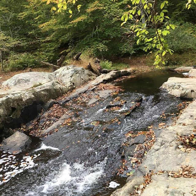 Water cascading of large rocks