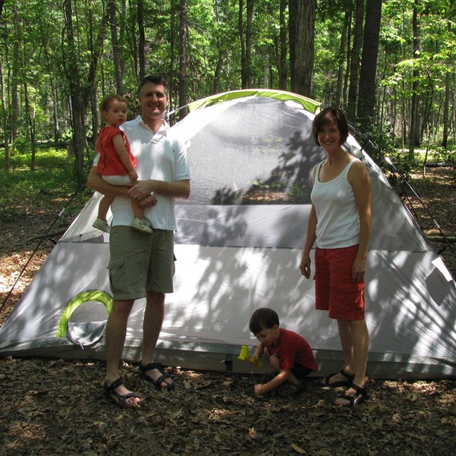 A family setting up a tent at Oak Ridge Campground