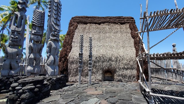 Hale o Keawe with carved kiʻi images and the lele offering platform.