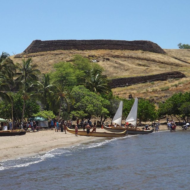 Lele (offering platform) with offerings in front of the ocean