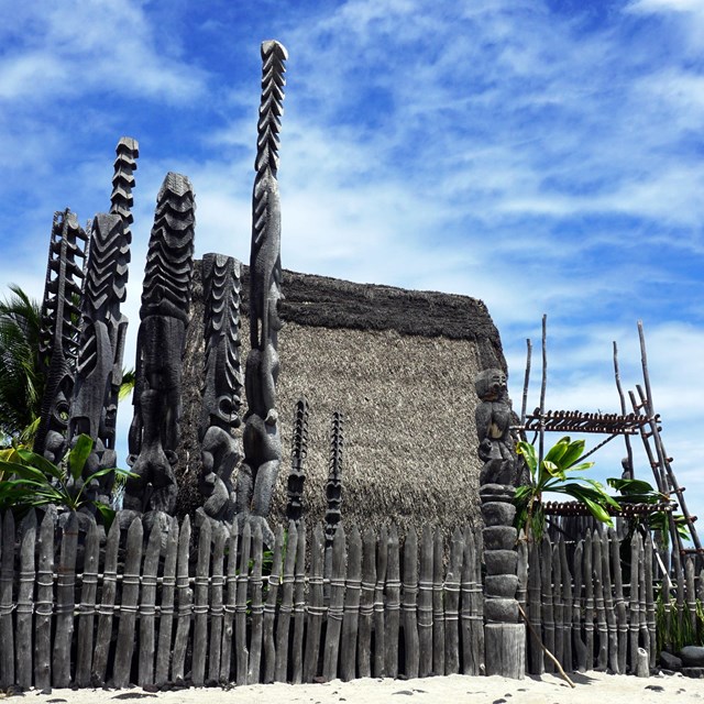 Hale o Keawe and accompanying kiʻi (carved images)