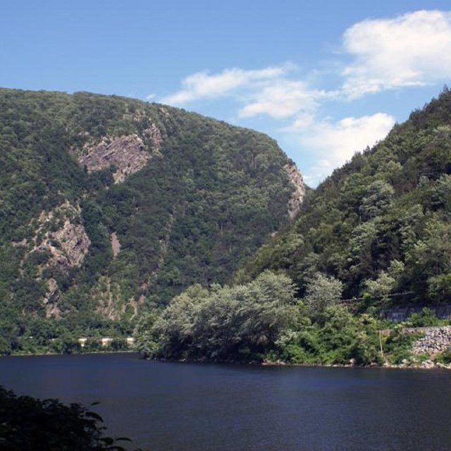 MT Minsi on the left and MT Tammany on the right, with the Delaware River splitting the two.
