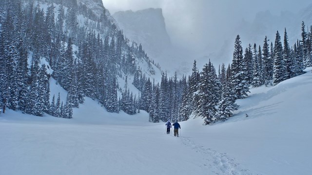 Winter snowshoeing in RMNP