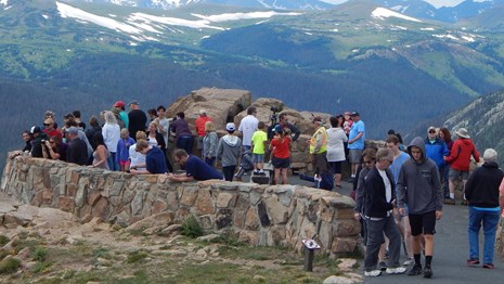 A crowd of people at Forest Canyon Overlook