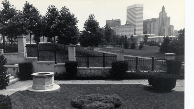 black and white image of the Hahn Memorial with the RI statehouse in the background