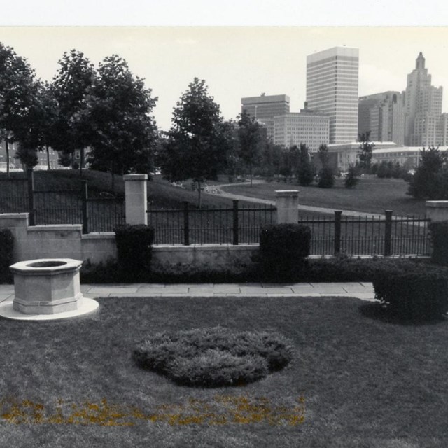 black and white image of the Hahn Memorial with the RI statehouse in the background