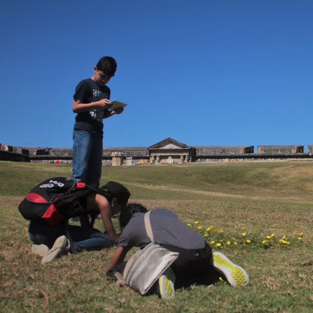 A group of students stands in front of El Morro