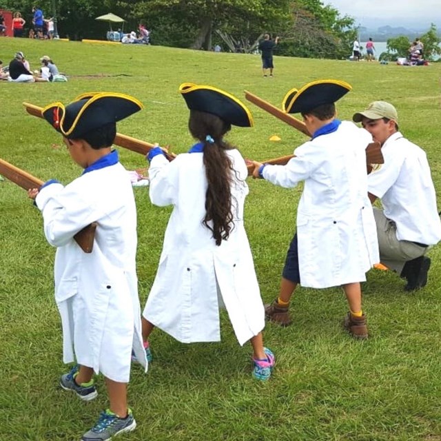 Kids dressed as traditional Spanish soldiers