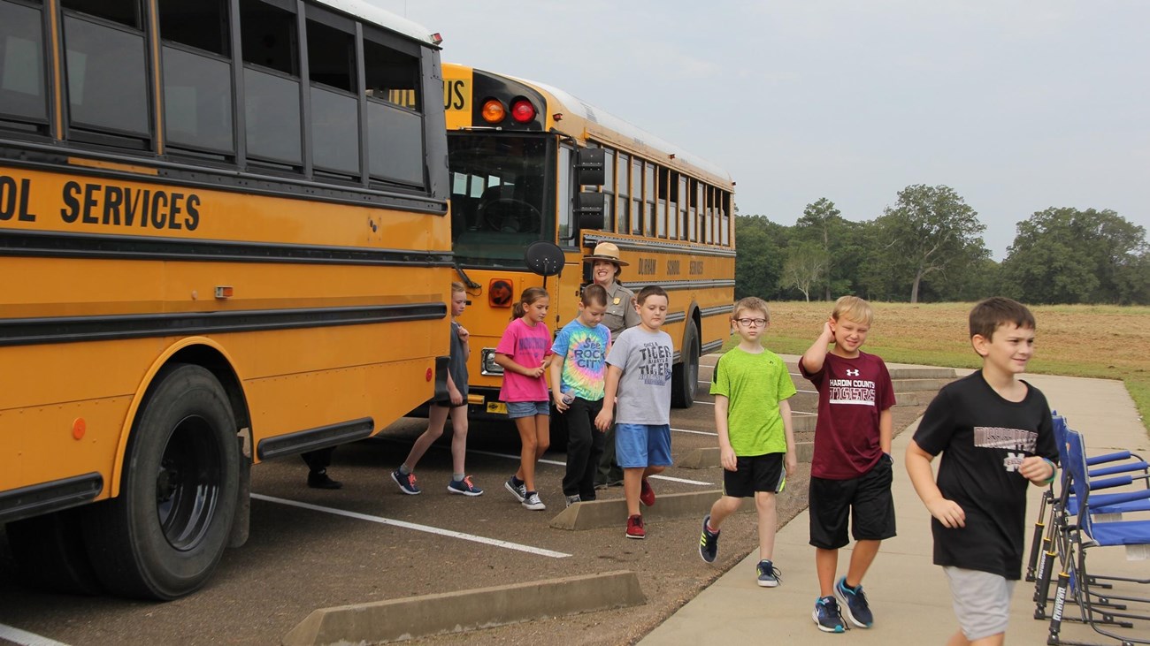 Children getting off bus 