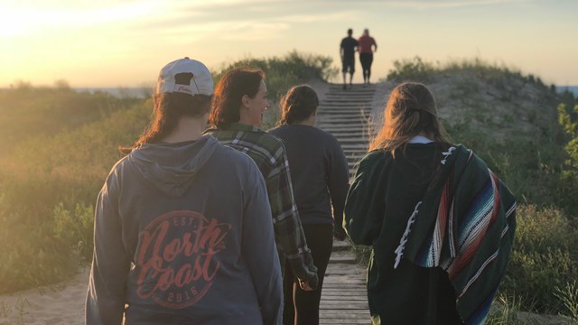 A group of people walk to the beach