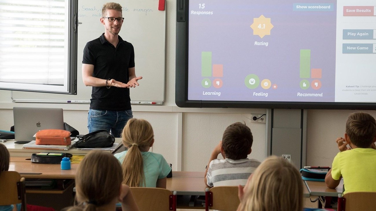 Teacher in front of class. 