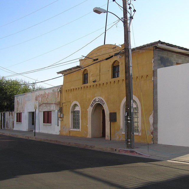 Outside of buildings in Barrio Libre. By Chris Gillmor CC BY SA