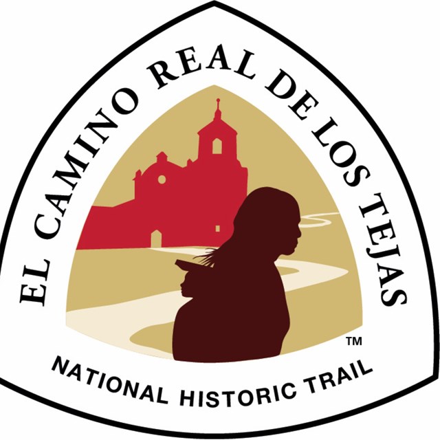 A triangle logo El Camino Real de los Tejas NHT.