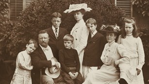 Image of Theodore Roosevelt, his wife and six children