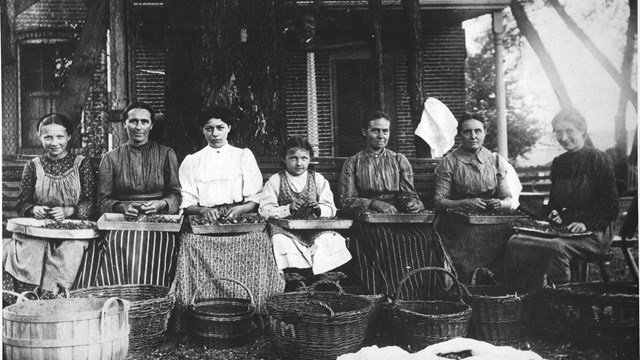 kitchen ladies preparing food