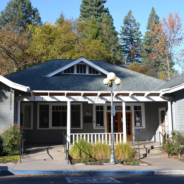 Photo of one story house. 