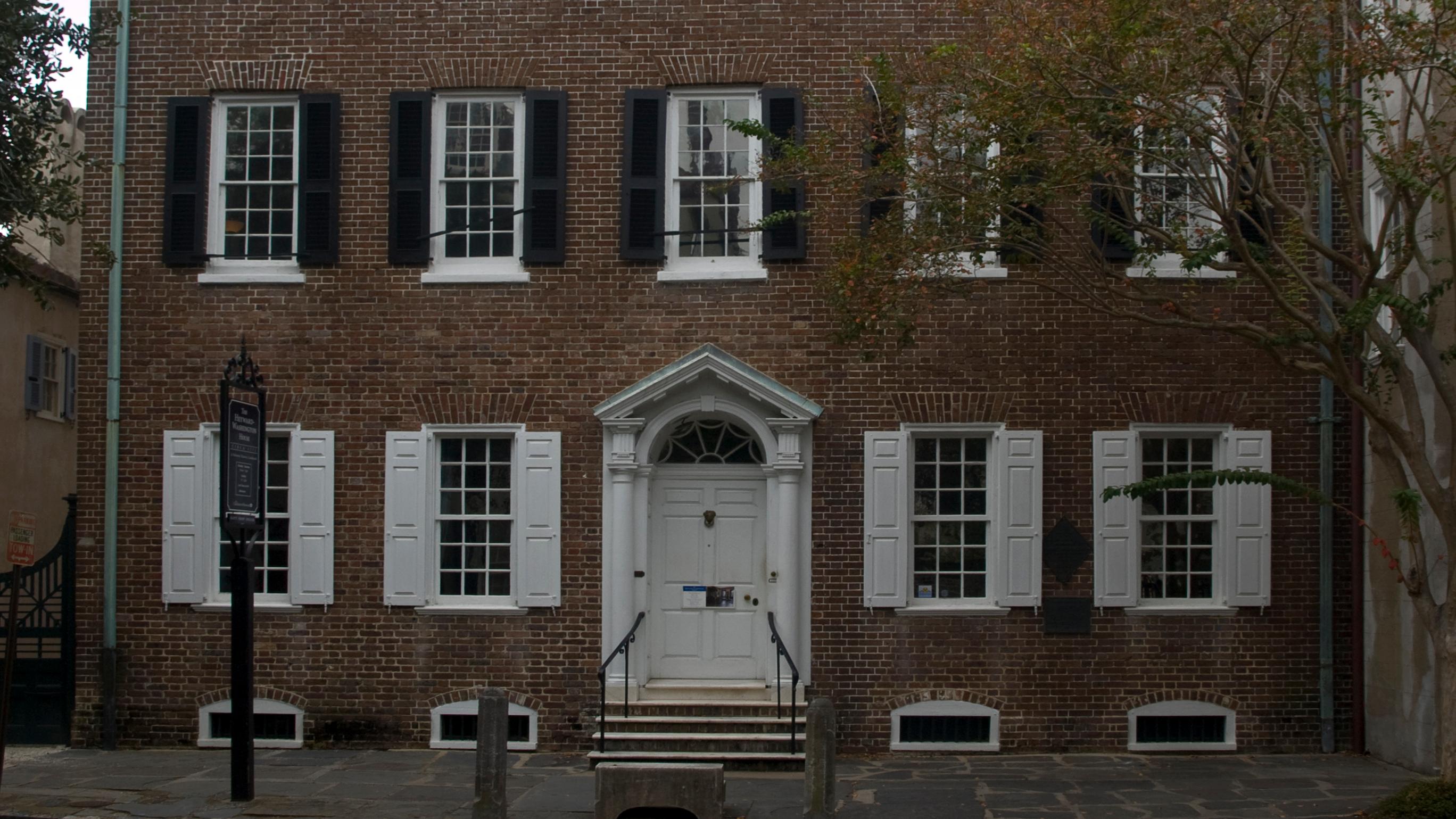 Front of Heyward-Washington house, made of bricks. Picture by Ymblanter, CC BY-SA 4.0. 