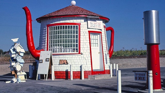 Teapot shaped filling station. Library of Congress. 