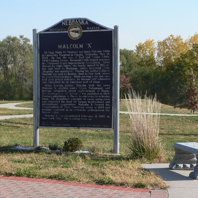 Historical marker with a stone bench. Photo by Ammodramus, CC0