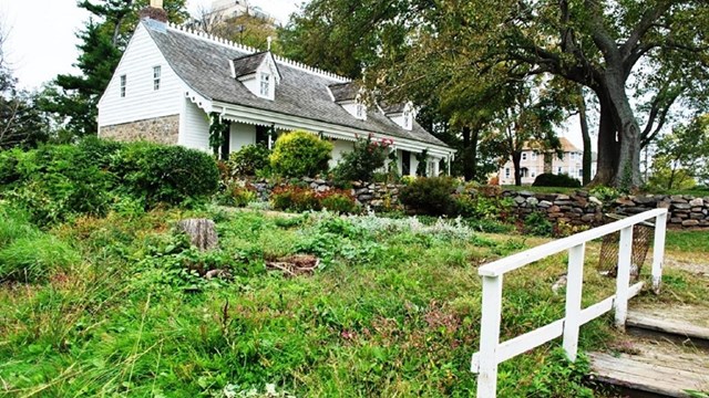 Image of house on a hill and gardens. Courtesy Elisa.rolle - Own work, CC BY-SA 4.0