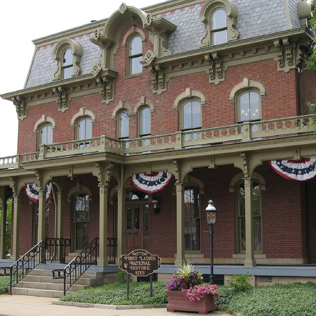 Three story, large brick house. Courtesy Dustin M. Ramsey/Wikimedia Commons. 